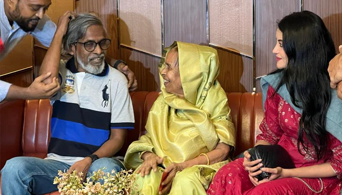 মাকে নিয়ে 'হাওয়া' দেখলেন সেই হাশিম