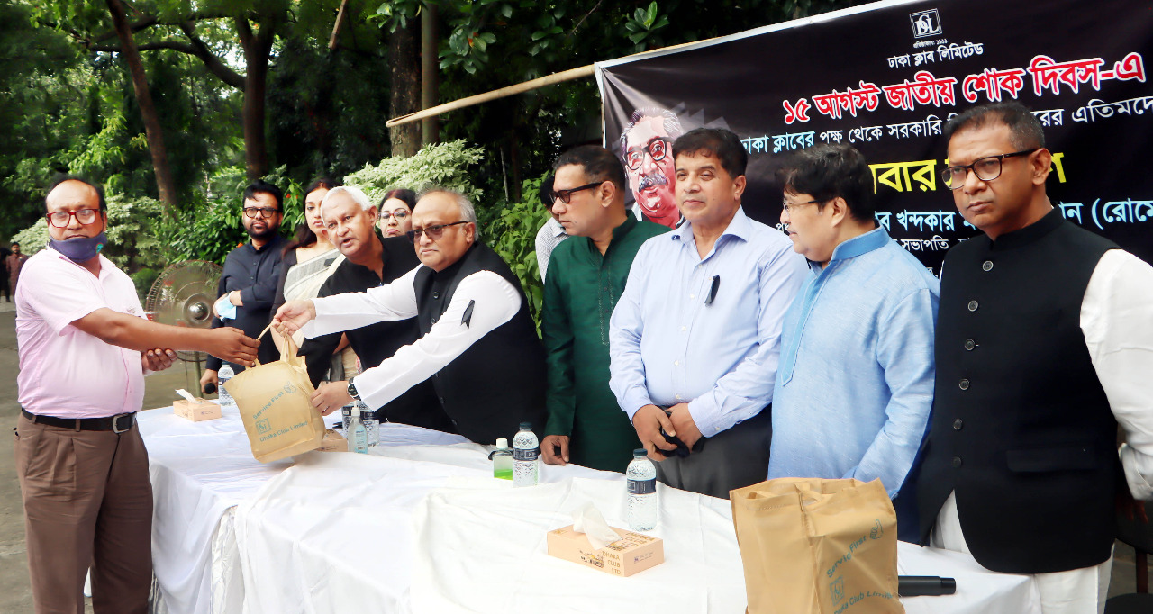 এক হাজার দুঃস্থ মানুষের মাঝে ঢাকা ক্লাবের খাবার বিতরণ