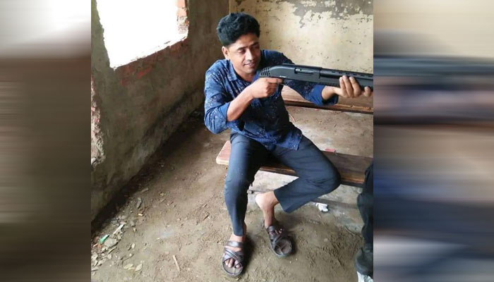 অস্ত্র হাতে যুবলীগ নেতার ছবি ভাইরাল