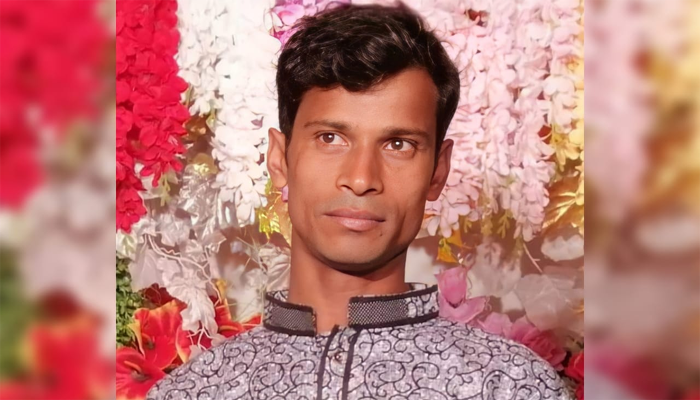 লোহাগাড়ায় খুঁটির সঙ্গে বাসের ধাক্কা, নিহত ১