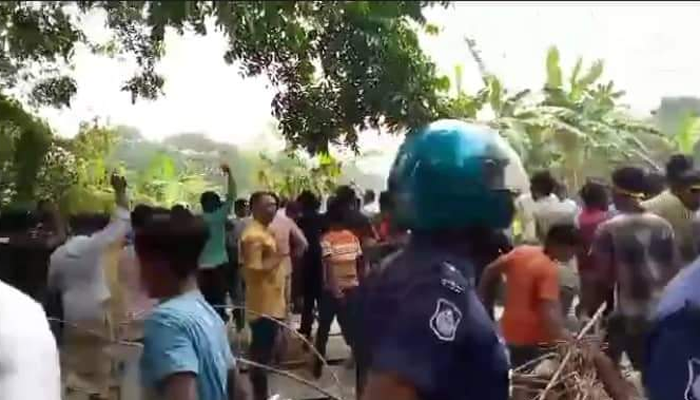 মদনে ত্রিমুখী সংঘর্ষে পুলিশসহ আহত ১৭