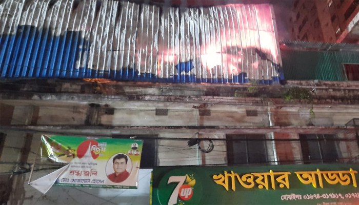 বিজয়নগরে ইলেকট্রনিক্স শোরুমে ভয়াবহ আগুন, নিয়ন্ত্রণে ১৩ ইউনিট