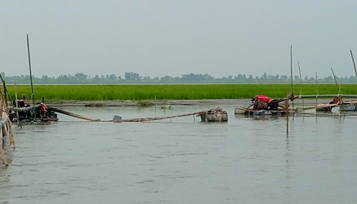 জলবায়ু পরিবর্তন প্রকল্পের নামে তিস্তায় বোমা মেশিন দিয়ে বালু উত্তোলন