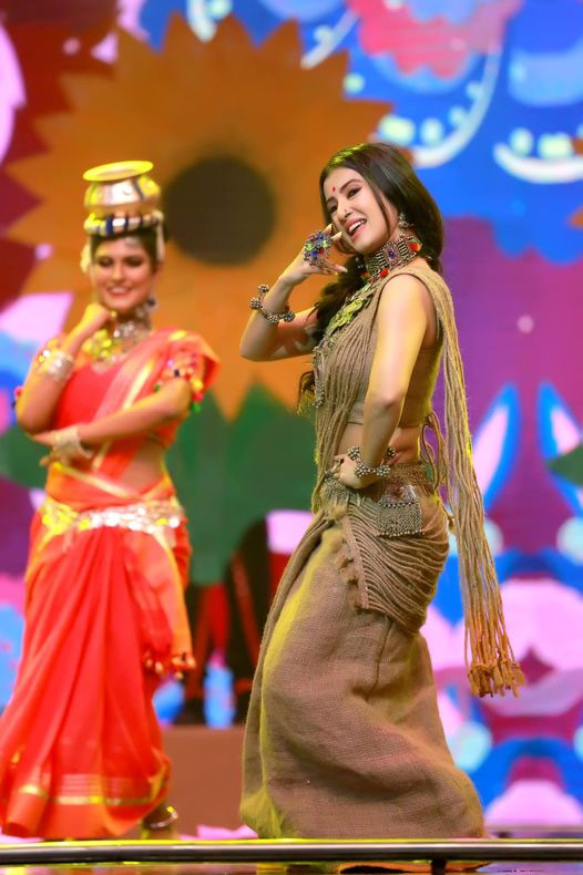 পাটের শাড়ি পরে ‘টাপা টিনি’র ছন্দে মনামী