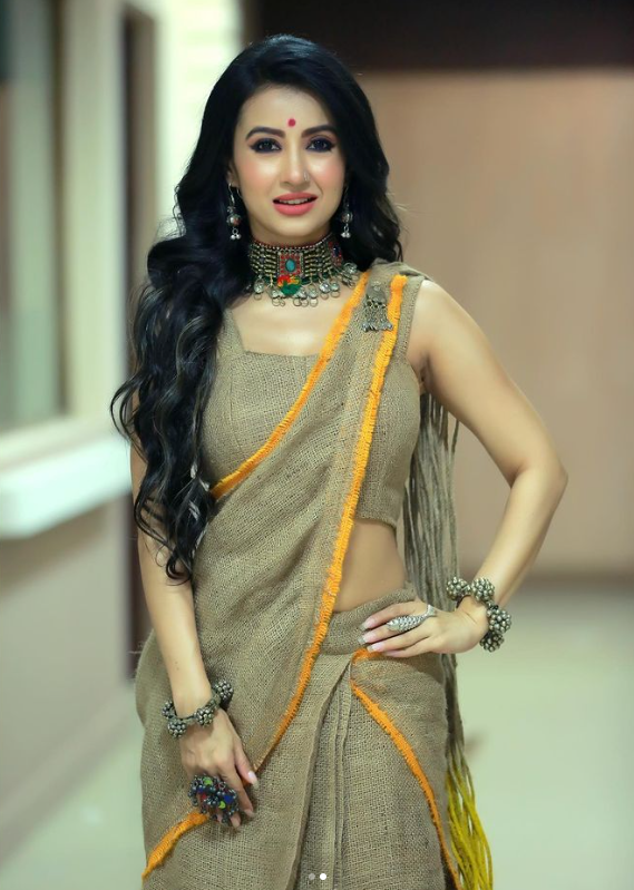 পাটের শাড়ি পরে ‘টাপা টিনি’র ছন্দে মনামী