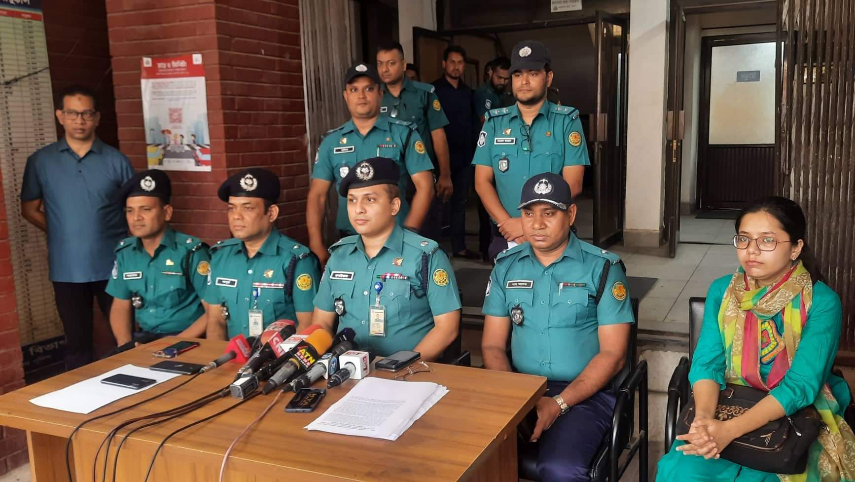 জবি ছাত্রীর মোবাইল বেচে মদ খেয়েছিল ছিনতাইকারীরা