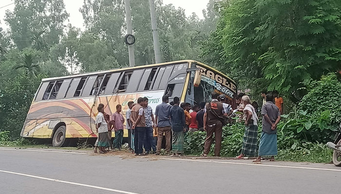 যাত্রী সেজে বাসে ডাকাতির পর এক যাত্রীকে ধর্ষণ