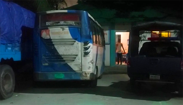 স্বামীকে চলন্ত বাস থেকে ধাক্কা, গৃহবধূকে সংঘবদ্ধ ধর্ষণ