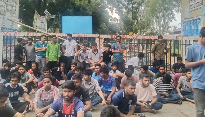 দুদিন ধরে ছাত্রলীগের অবরোধে অচল চট্টগ্রাম বিশ্ববিদ্যালয়