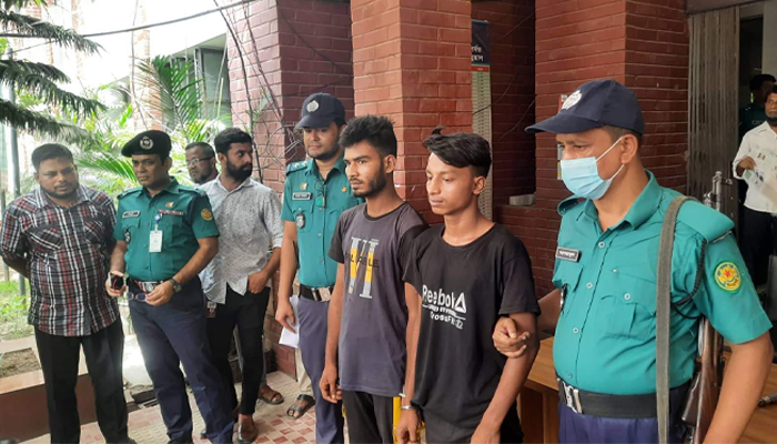 জবি ছাত্রীর মোবাইল বেচে মদ খেয়েছিল ছিনতাইকারীরা
