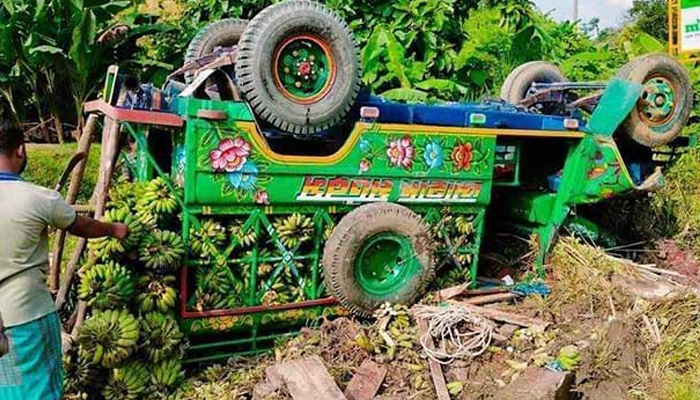 সাজেকে অতিরিক্ত মালবোঝাই জিপ উল্টে নিহত ২