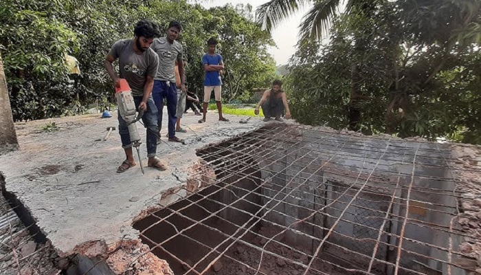 দেয়াল ভেঙে পড়ে লেগুনা চালক আহত