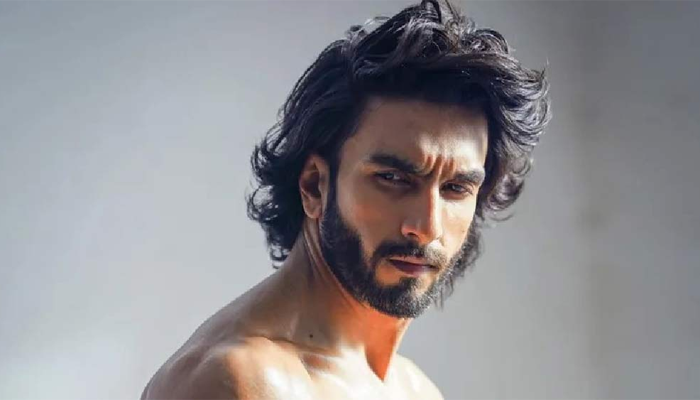 ‘অশ্লীলতা’র দায়ে রণবীর সিংহকে ডেকে পাঠাল পুলিশ