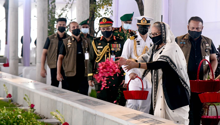 বঙ্গবন্ধুর প্রতিকৃতি ও বনানী কবরস্থানে প্রধানমন্ত্রীর শ্রদ্ধা
