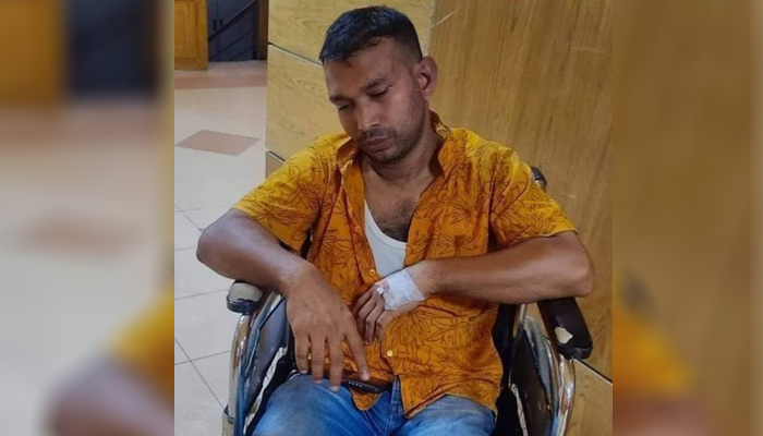 চট্টগ্রামে ছাত্রলীগের হামলায় আহত ভোরের কাগজের সাংবাদিক প্রীতম দাশ