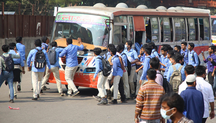 বাসে অর্ধেক ভাড়ার আশ্বাসে বনানী সড়ক ছাড়লেন শিক্ষার্থীরা