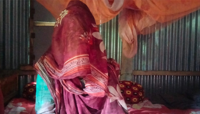 বিয়ের দাবিতে প্রেমিকের বাড়িতে তরুণীর অনশন