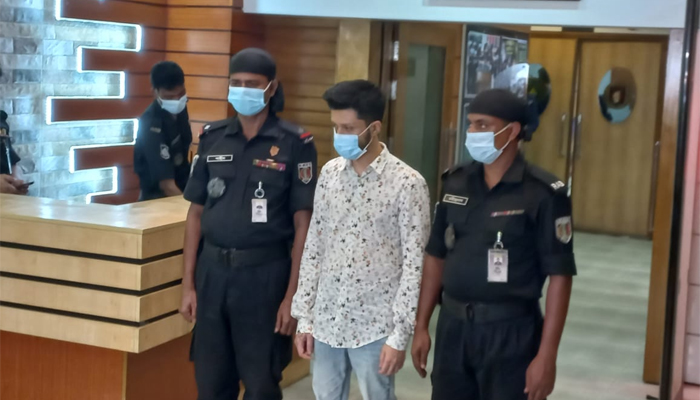 মাদক নিয়ে গবেষণা, ধরা পড়লেন ‘বিজ্ঞানী’