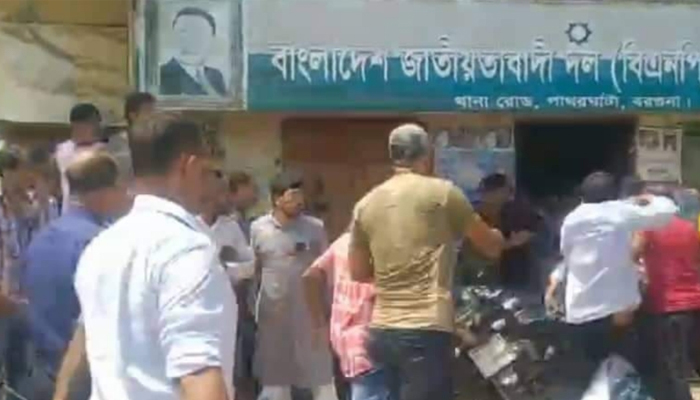 পাথরঘাটায় যুবদলের মিছিলে ছাত্রলীগের হামলা, আহত ১২