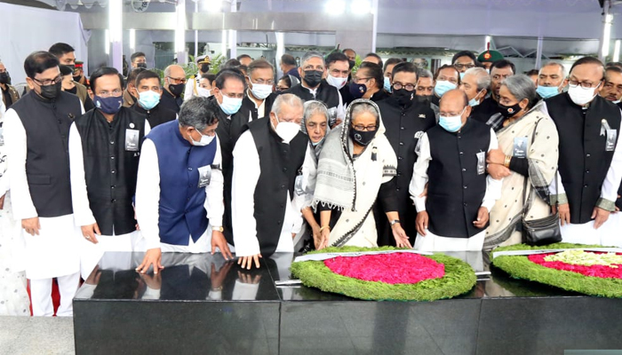 বঙ্গবন্ধুর প্রতিকৃতি ও বনানী কবরস্থানে প্রধানমন্ত্রীর শ্রদ্ধা