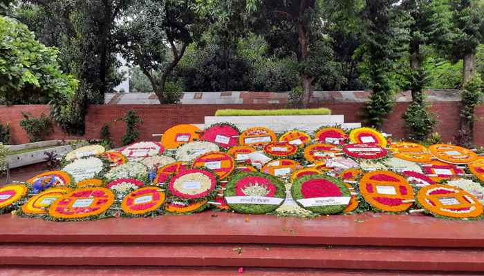 ফুলে ফুলে ভরে উঠল জাতীয় কবির সমাধি