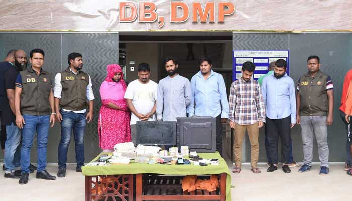 পার্সেল প্রতারণা করে কুলি থেকে কোটিপতি