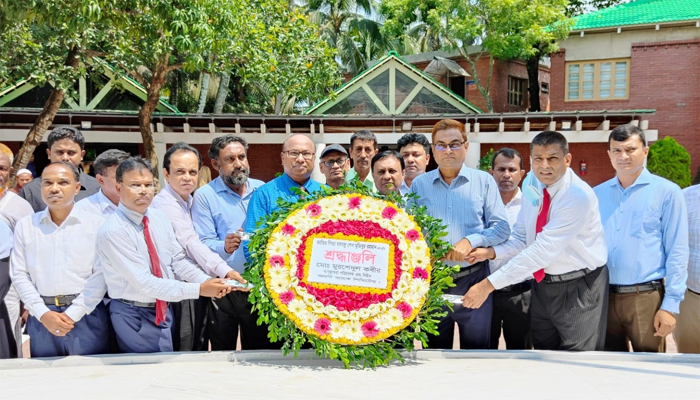 বঙ্গবন্ধুর সমাধিতে অগ্রণী ব্যাংক এমডির শ্রদ্ধা নিবেদন