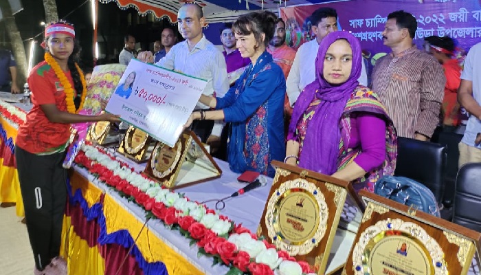 নিজ বাড়ির পথে গণসংবর্ধনায় ভাসছে সাফজয়ী বাঘিনীরা