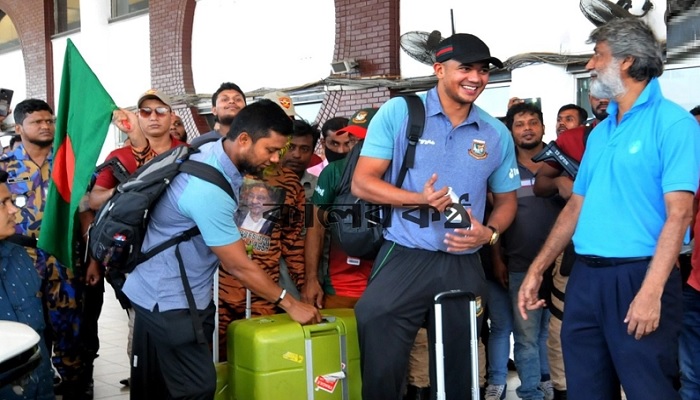 দেশে ফিরল ক্রিকেট দল
