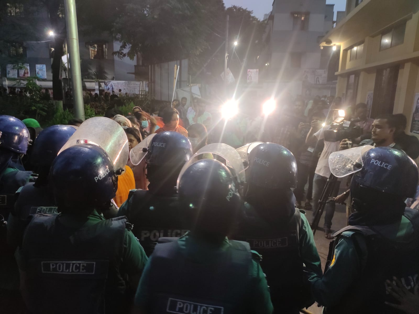 রণক্ষেত্র ইডেন কলেজ (ভিডিও)