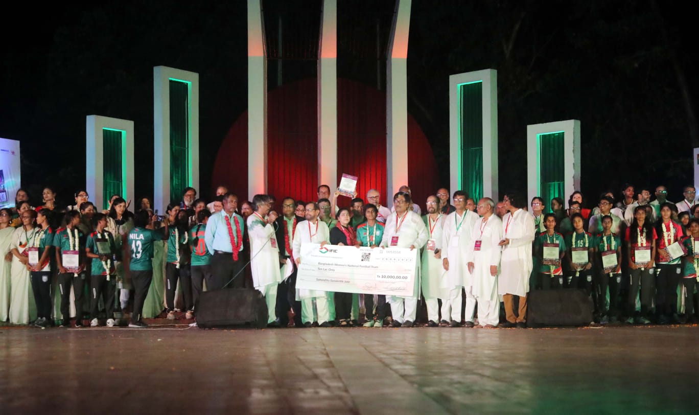 সংস্কৃতিকর্মীদের ভালোবাসায় সিক্ত নারী ফুটবলাররা