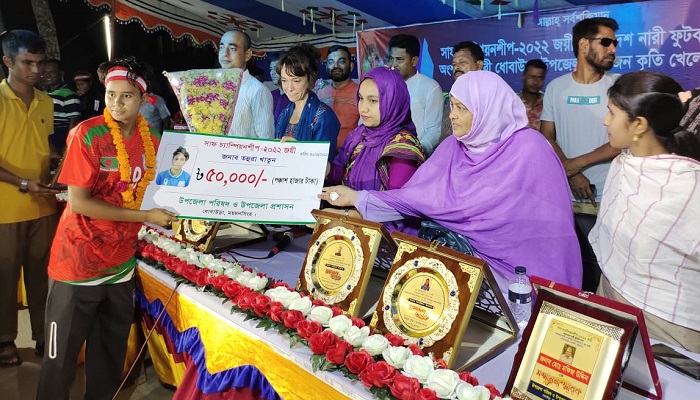 নিজ বাড়ির পথে গণসংবর্ধনায় ভাসছে সাফজয়ী বাঘিনীরা