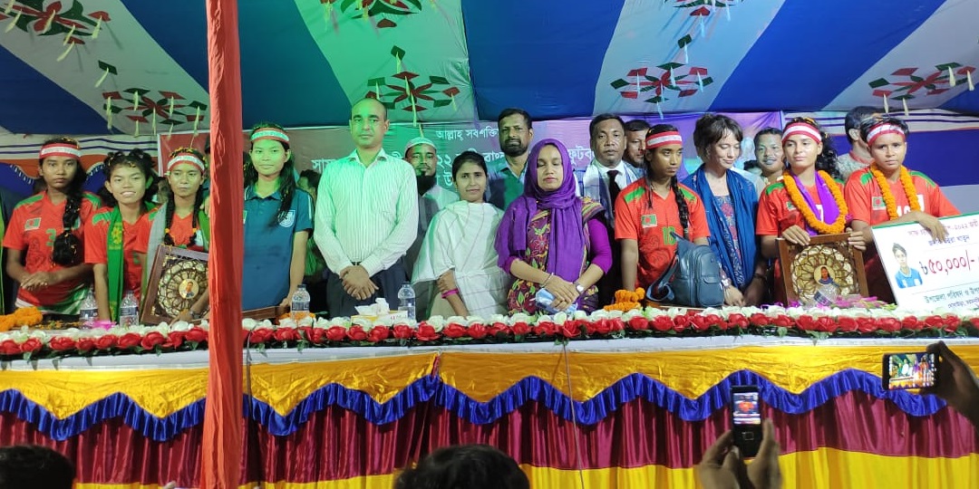 নিজ বাড়ির পথে গণসংবর্ধনায় ভাসছে সাফজয়ী বাঘিনীরা