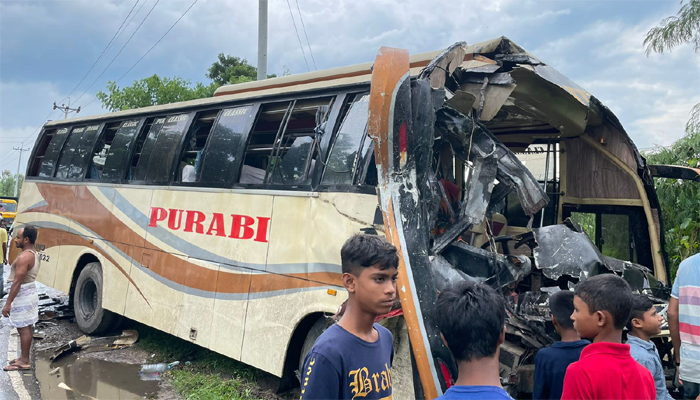 সাতকানিয়ায় দুই বাসের মুখোমুখি সংঘর্ষ, আহত ১০