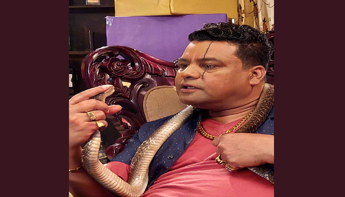 নিজের নির্মিত নাটকে অভিনয় করলেন দোদুল