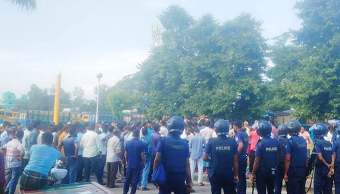 যমুনা সার কারখানায় শ্রমিক ছাঁটাইয়ের প্রতিবাদে বিক্ষোভ