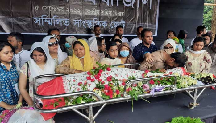 শহীদ মিনারে গাজী মাজহারকে শ্রদ্ধা