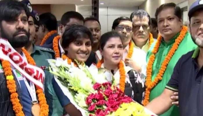 ট্রফি হাতে দেশে ফিরলেন সাবিনারা