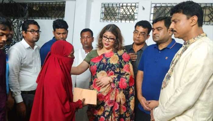 উল্লাপাড়ায় বজ্রপাতে ক্ষতিগ্রস্তদের পাশে অ্যাডভোকেট যুথী