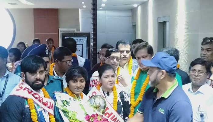 বিমানবন্দরে ফুলেল সংবর্ধনা সাবিনাদের