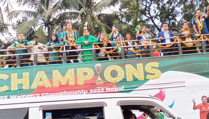 ছাদখোলা বাসে সাফজয়ীদের বিজয় মিছিল