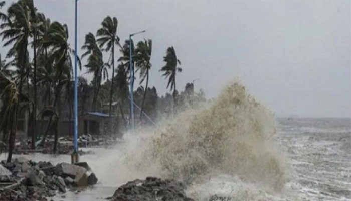 চীনে ধেয়ে আসছে শক্তিশালী ঘূর্ণিঝড় ‘মুইফা’