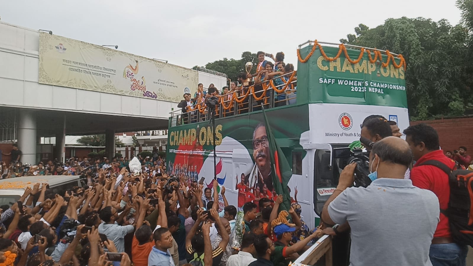 সাবিনাদের বরণ করতে সমর্থকদের ঢল