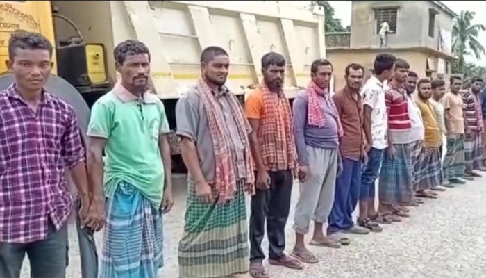 নাকুগাঁও স্থলবন্দরে মজুরি বৃদ্ধির দাবিতে শ্রমিকদের কর্মবিরতি