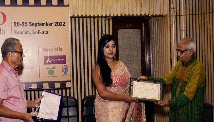 পুরস্কার জিতলো ‘পায়ের তলায় মাটি নাই’