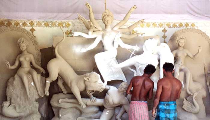 রং তুলির আঁচড়ে সাজছে দেবী দুর্গা