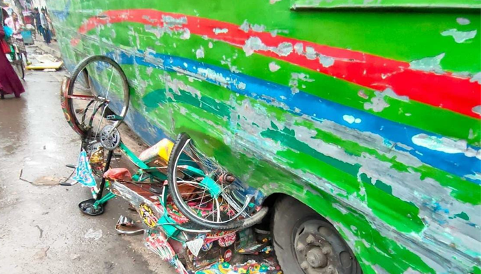 রাজধানীর বাহাদুর পার্কে বাস চাপা, নিহত ১
