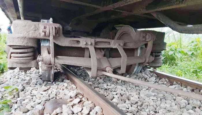 ময়মনসিংহে ট্রেনের বগি লাইনচ্যুত