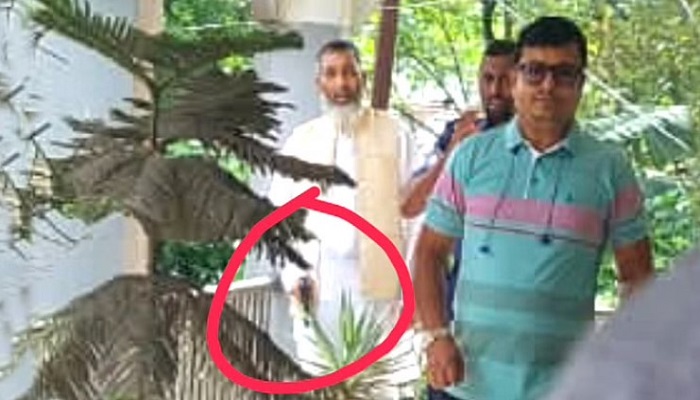 ‘পিস্তল তাক’ করে এমপির হুমকি