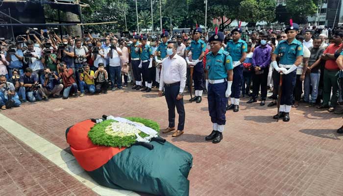 শহীদ মিনারে গাজী মাজহারকে শ্রদ্ধা